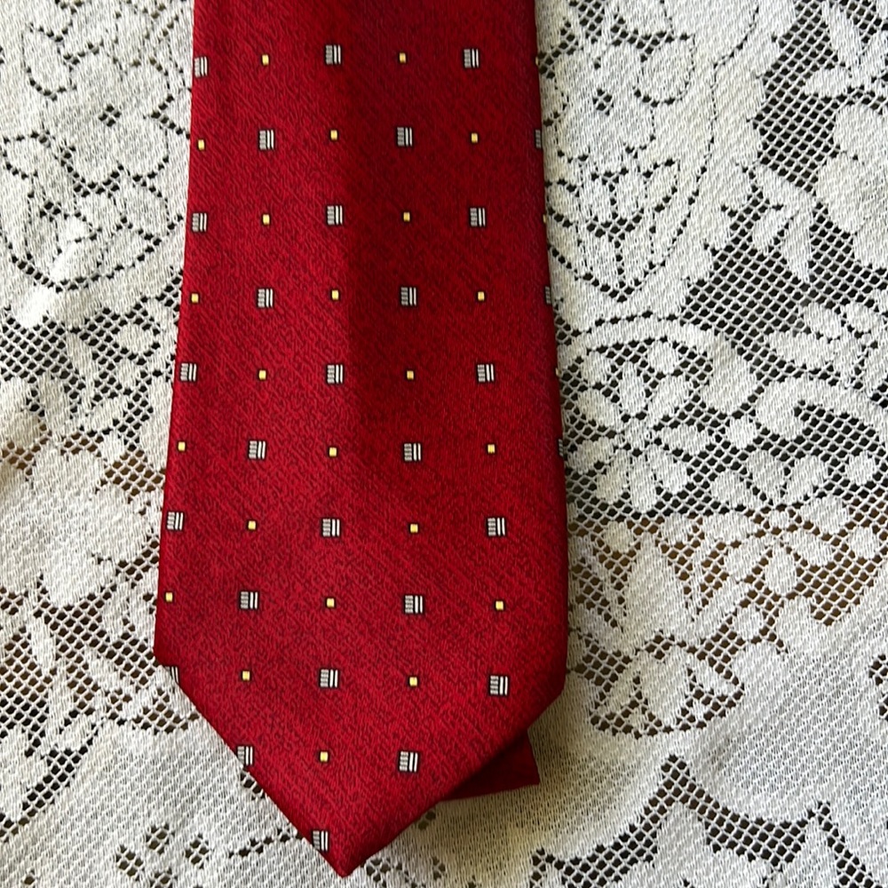 Classic men tie. Polyester. Barely worn.